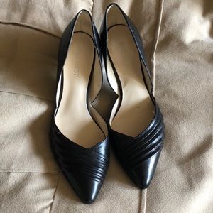 Nine West size 7 - black LEATHER pump